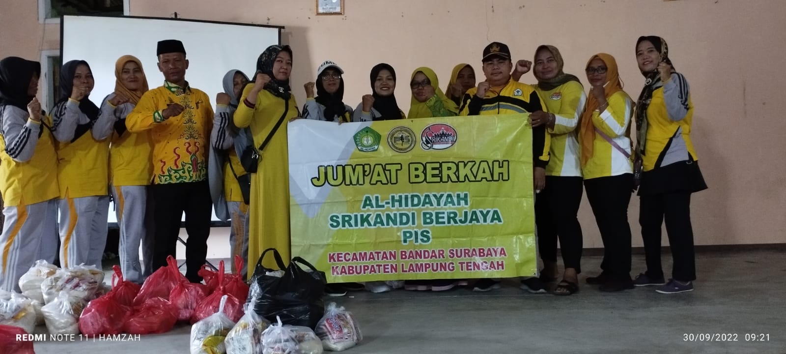 Kasi Kesra Bapak Napuranto,S.A.P bersama Tim PIS Kecamatan Bandar Surabaya  melaksanakan Kegiatan Juma't Berkah di Kampung Sidodadi